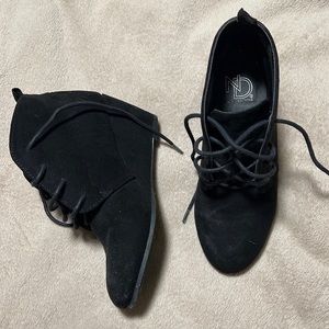 Size 6 black booties ✨